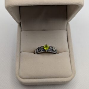 Elegant Silver Ring with Green Gemstone